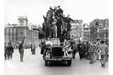 Am 8. Mai 1945 feiern die Londoner die deutsche Kapitulation. Prinzessin Elisabeth hat sich mit ihrer Schwester inkognito unters Volk gemischt – ein Ausflug, von dem es leider kein Foto gibt