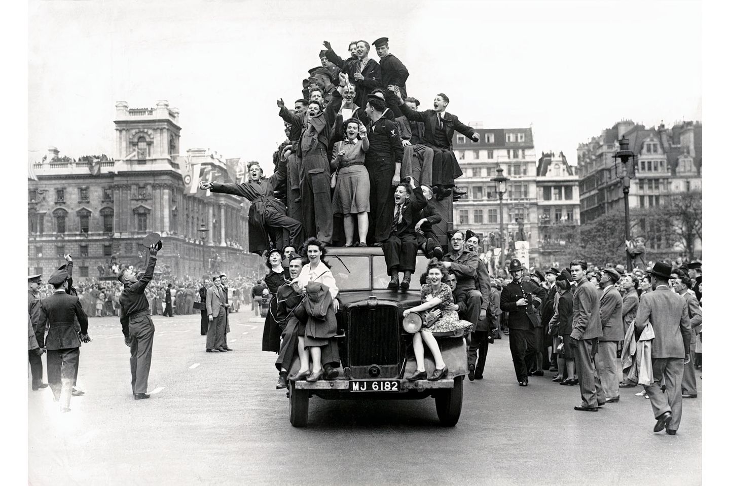 Am 8. Mai 1945 feiern die Londoner die deutsche Kapitulation. Prinzessin Elisabeth hat sich mit ihrer Schwester inkognito unters Volk gemischt – ein Ausflug, von dem es leider kein Foto gibt