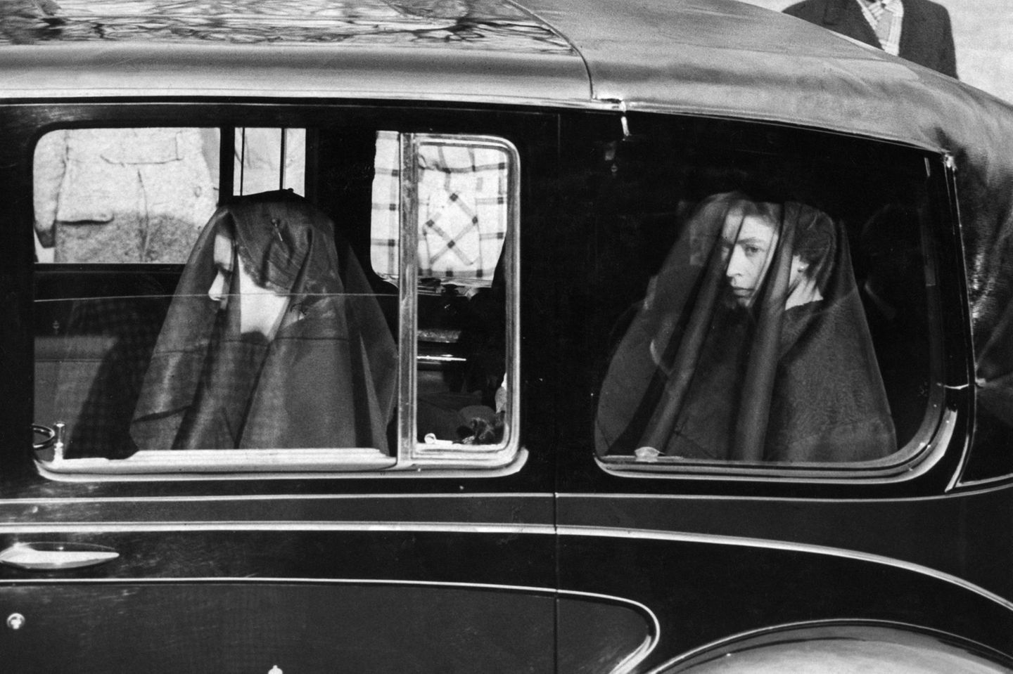 Elisabeth und Margaret verschleiert im Auto