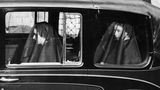 Elisabeth (r.) und Margaret am 11. Februar 1952 bei der Überführung ihres Vaters, der fünf Tage zuvor vermutlich an Lungenkrebs gestorben ist. Die Nachricht hat Elisabeth auf einer Reise in Kenia erreicht. Durch seinen Tod ist sie nun automatisch Königin