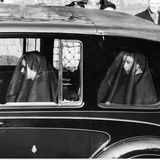 Elisabeth (r.) und Margaret am 11. Februar 1952 bei der Überführung ihres Vaters, der fünf Tage zuvor vermutlich an Lungenkrebs gestorben ist. Die Nachricht hat Elisabeth auf einer Reise in Kenia erreicht. Durch seinen Tod ist sie nun automatisch Königin