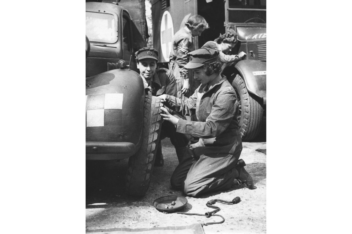 Im Frühjahr 1945 dient die 18-jährige Elisabeth in der Frauenabteilung der British Army (ATS) und lässt sich dort zur Automechanikerin und Lkw-Fahrerin ausbilden.
