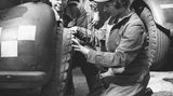 Im Frühjahr 1945 dient die 18-jährige Elisabeth in der Frauenabteilung der British Army (ATS) und lässt sich dort zur Automechanikerin und Lkw-Fahrerin ausbilden.