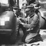 Im Frühjahr 1945 dient die 18-jährige Elisabeth in der Frauenabteilung der British Army (ATS) und lässt sich dort zur Automechanikerin und Lkw-Fahrerin ausbilden.