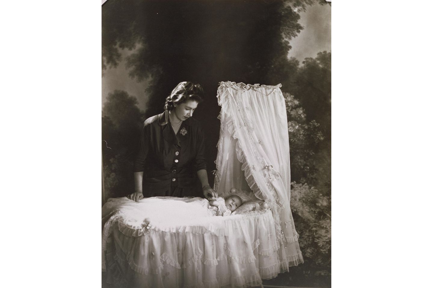 Elisabeth am Babybett