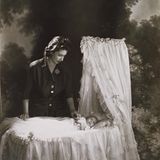 Elisabeth am Babybett