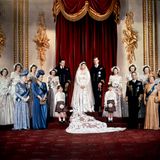 Elisabeth hat sich schon als 13-Jährige in den fünf Jahre älteren Prinz Philip von Griechenland und Dänemark verliebt. Dessen Familie musste nach einem Militärputsch Griechenland verlassen. Philip und Elisabeth haben in Königin Viktoria zwar eine gemeinsame Ururgroßmutter, zudem hat er aber auch viele deutsche Verwandte. Bei Hof halten ihn viele daher als Prinzgemahl für ungeeignet. Aber Elisabeth will nur ihn. Am 20. November 1947 heiratet das Paar schließlich im vom Krieg gezeichneten London. 