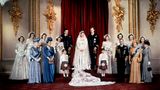 Elisabeth hat sich schon als 13-Jährige in den fünf Jahre älteren Prinz Philip von Griechenland und Dänemark verliebt. Dessen Familie musste nach einem Militärputsch Griechenland verlassen. Philip und Elisabeth haben in Königin Viktoria zwar eine gemeinsame Ururgroßmutter, zudem hat er aber auch viele deutsche Verwandte. Bei Hof halten ihn viele daher als Prinzgemahl für ungeeignet. Aber Elisabeth will nur ihn. Am 20. November 1947 heiratet das Paar schließlich im vom Krieg gezeichneten London. 