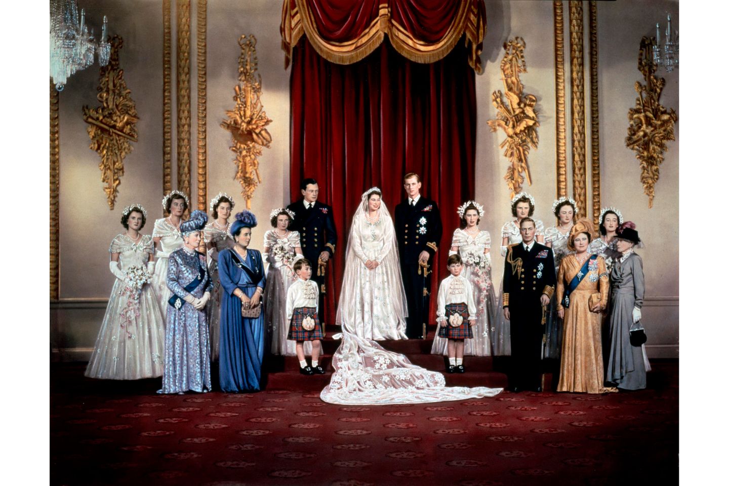 LIEBESHEIRAT Elisabeth hat sich schon als 13-Jährige in den fünf Jahre älteren Prinz Philip von Griechenland und Dänemark verliebt. Dessen Familie musste nach einem Militärputsch Griechenland verlassen. Philip und Elisabeth haben in Königin Viktoria zwar eine gemeinsame Ururgroßmutter, zudem hat er aber auch viele deutsche Verwandte. Bei Hof halten ihn viele daher als Prinzgemahl für ungeeignet. Aber Elisabeth will nur ihn. Am 20. November 1947 heiratet das Paar schließlich im vom Krieg gezeichneten London.