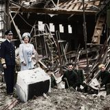 Königspaar zwischen Trümmern