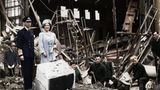 Mit dem deutschen Überfall auf Polen beginnt im September 1939 der Zweite Weltkrieg, in dem die Briten bald selbst betroffen sind. Bombenangriffe auf London und etliche andere Städte, wie etwa Coventry sollen den Willen des Königreichs brechen. Auch der Buckingham Palace erhält mehrere direkte Treffer, das Königspaar entgeht nur knapp dem Tod. Um den Schulterschluss mit der Bevölkerung zu demonstrieren, lassen sich die beiden danach in den Trümmern fotografieren. Sie sei froh, dass sie bombardiert wurden, erklärt Elisabeth Mutter, so könne sie den Menschen im besonders hart getroffenen Londoner East End wieder in die Augen schauen.