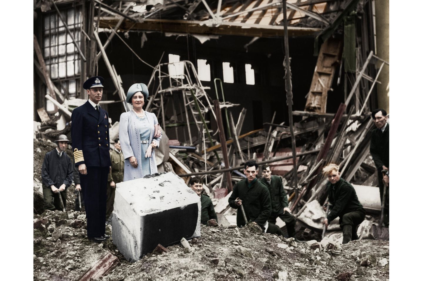 Königspaar zwischen Trümmern