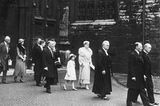 Während der Weltwirtschaftskrise (ab 1929) besucht Prinzessin Elisabeth mit ihren Großeltern einen Bittgottesdienst für die Millionen von Arbeitslosen im Land.