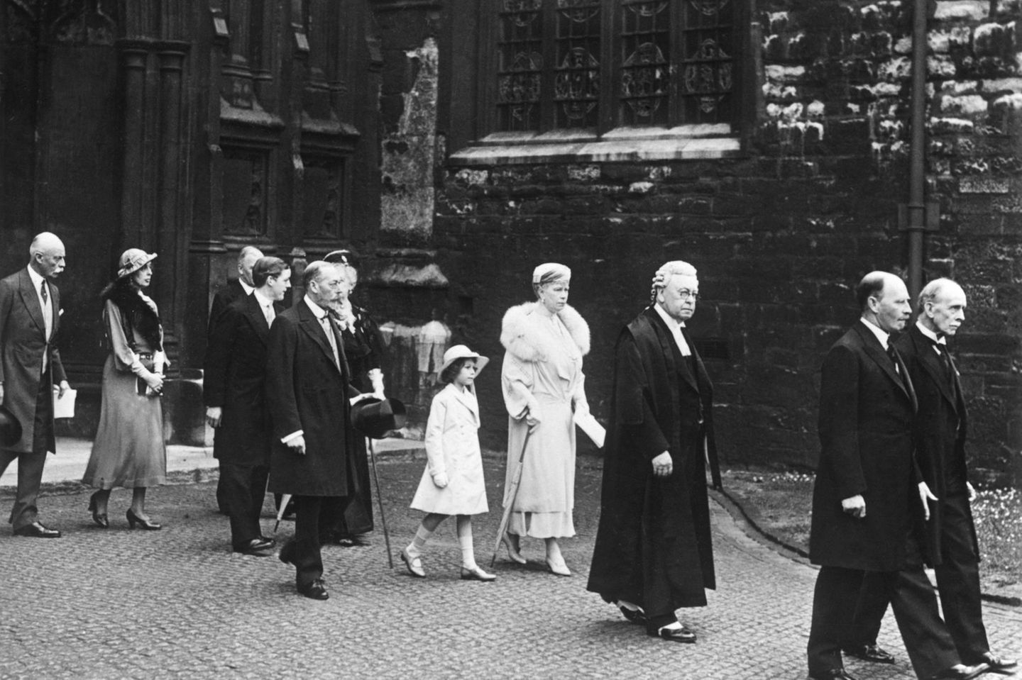 Während der Weltwirtschaftskrise (ab 1929) besucht Prinzessin Elisabeth mit ihren Großeltern einen Bittgottesdienst für die Millionen von Arbeitslosen im Land.