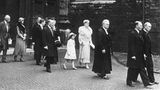 Während der Weltwirtschaftskrise (ab 1929) besucht Prinzessin Elisabeth mit ihren Großeltern einen Bittgottesdienst für die Millionen von Arbeitslosen im Land.