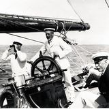Georg V., hier 1924 am Ruder seiner Yacht, setzt auf Familie und Pflichtgefühl. Den Sturm des Ersten Weltkriegs, der etliche Monarchen hinwegwehte, hat er überstanden