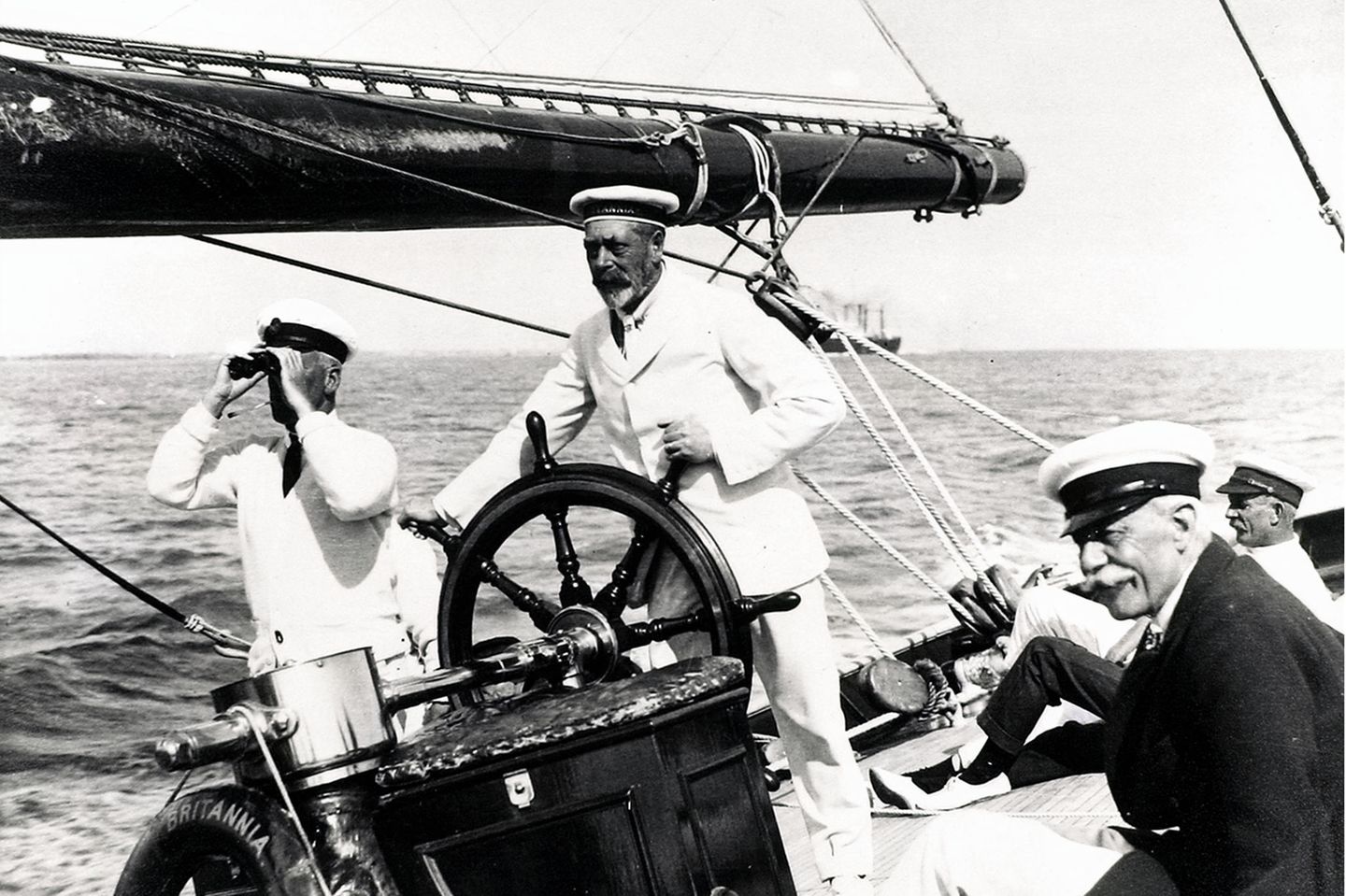 Georg V., hier 1924 am Ruder seiner Yacht, setzt auf Familie und Pflichtgefühl. Den Sturm des Ersten Weltkriegs, der etliche Monarchen hinwegwehte, hat er überstanden