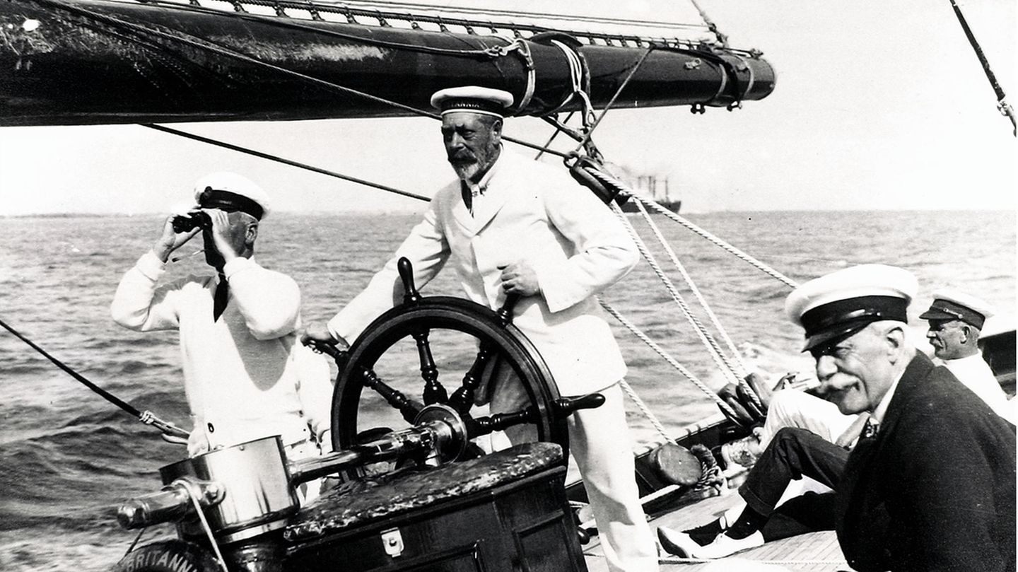 Georg V., hier 1924 am Ruder seiner Yacht, setzt auf Familie und Pflichtgefühl. Den Sturm des Ersten Weltkriegs, der etliche Monarchen hinwegwehte, hat er überstanden