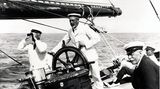 Georg V., hier 1924 am Ruder seiner Yacht, setzt auf Familie und Pflichtgefühl. Den Sturm des Ersten Weltkriegs, der etliche Monarchen hinwegwehte, hat er überstanden