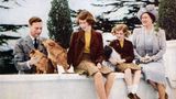 Für eine Familie des britischen Hochadels gehen die Yorks außergewöhnlich liebevoll miteinander um (ein Foto um 1939). So berichtet es unter anderem die langjährige Gouvernante Marion Crawford 1950 in einem Buch