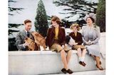 Für eine Familie des britischen Hochadels gehen die Yorks außergewöhnlich liebevoll miteinander um (ein Foto um 1939). So berichtet es unter anderem die langjährige Gouvernante Marion Crawford 1950 in einem Buch
