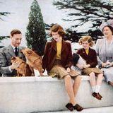 Für eine Familie des britischen Hochadels gehen die Yorks außergewöhnlich liebevoll miteinander um (ein Foto um 1939). So berichtet es unter anderem die langjährige Gouvernante Marion Crawford 1950 in einem Buch