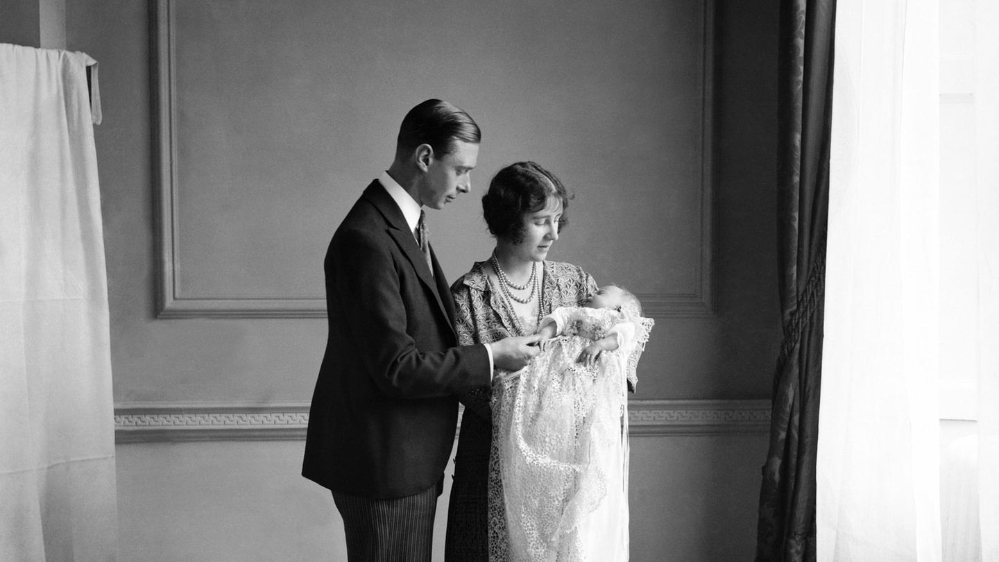 Der Herzog und die Herzogin von York mit der kleinen Elizabeth Alexandra Mary im Mai 1926. Noch ist undenkbar, dass ihre Tochter einmal Königin werden könnte