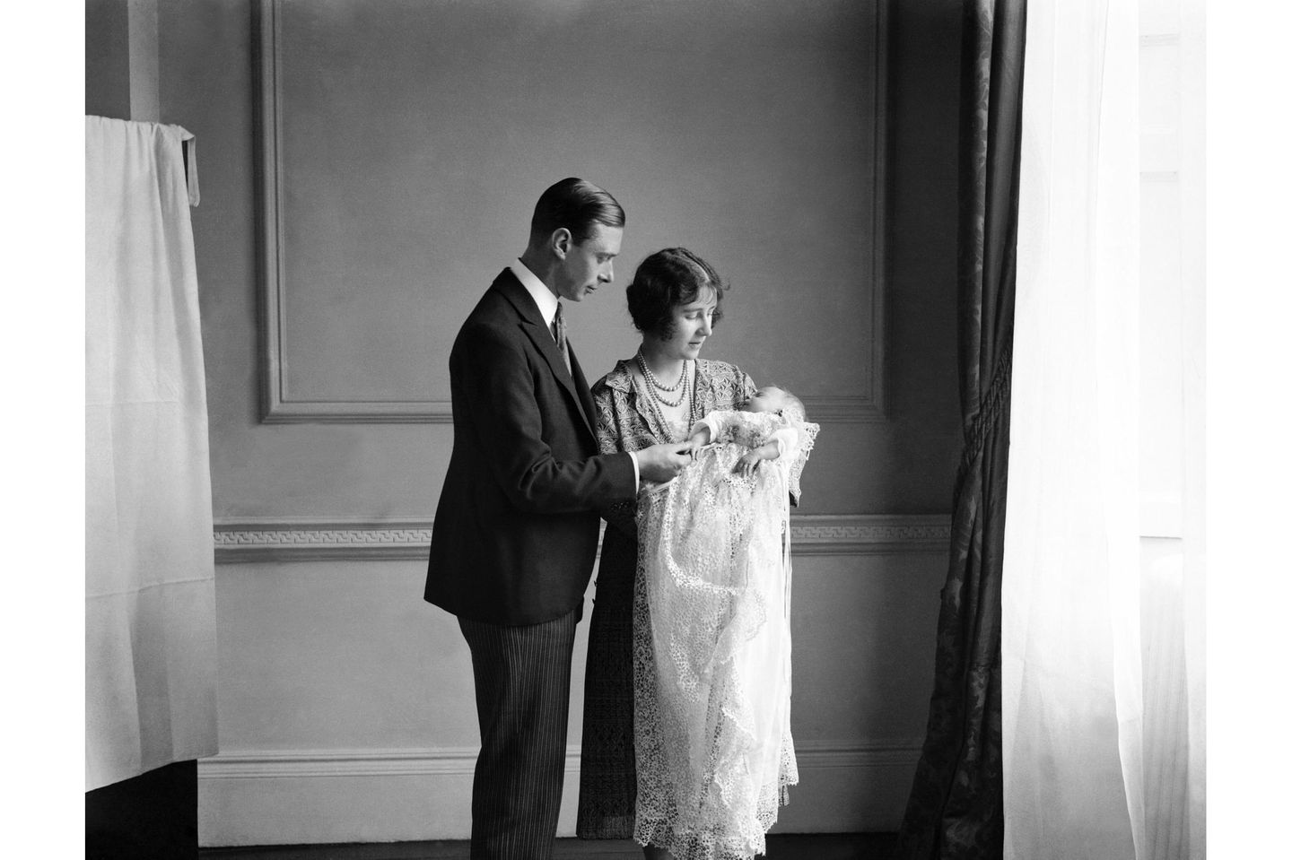Der Herzog und die Herzogin von York mit der kleinen Elizabeth Alexandra Mary im Mai 1926. Noch ist undenkbar, dass ihre Tochter einmal Königin werden könnte