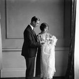 Der Herzog und die Herzogin von York mit der kleinen Elizabeth Alexandra Mary im Mai 1926. Noch ist undenkbar, dass ihre Tochter einmal Königin werden könnte