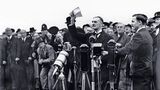 Nach seiner Rückkehr aus München, wo er mit Adolf Hitler ein Abkommen ausgehandelt hat, schwenkt der britische Premierminister Neville Chamberlain am 30. September 1938 ein Stück Papier, das ihm zufolge den "Frieden für unsere Zeit" bedeute. Als Zugeständnis an Hitler hat Chamberlain kurz zuvor dem Deutschen Reich erlaubt, das Sudetenland zu annektieren. Um dieses Gebiet, das die mehrheitlich von Deutschen bewohnten Teile der Tschechoslowakei umfasst, unter seine Kontrolle zu bringen, hatte Hitler mit Krieg gedroht und die Briten in Schrecken versetzt. Nach Chamberlains Mission ist die Angst vorerst verflogen. Doch der Premierminister irrt: Hitler hat seine Eroberungspläne nicht aufgegeben. Im März 1939 befiehlt er den Einmarsch in Prag. Der Krieg wird kommen