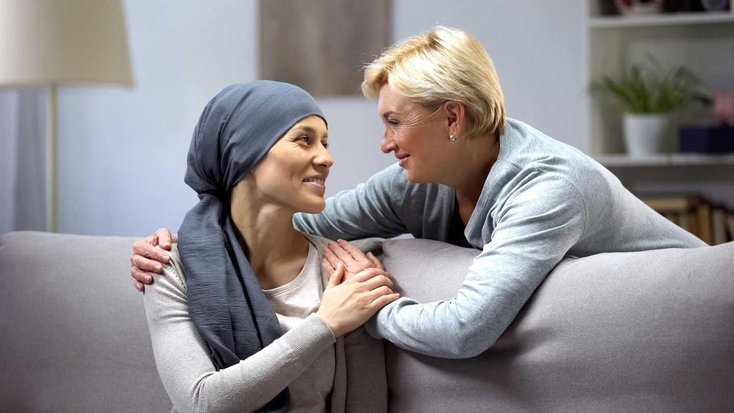 Zwei Frauen umarmen sich, die eine Frau hat Krebs