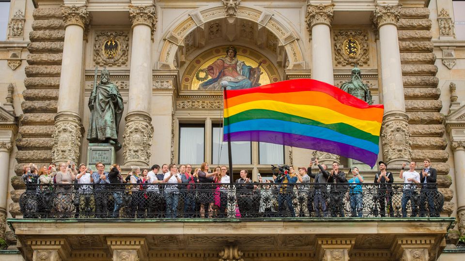 In Deutschland bekennt sich die Politik öffentlich zur Unterstützung von LGBTQIA+: Auch in öffentlichen Gebäuden wie Rathäusern (hier in Hamburg) werden Regenbogenfahnen gehisst