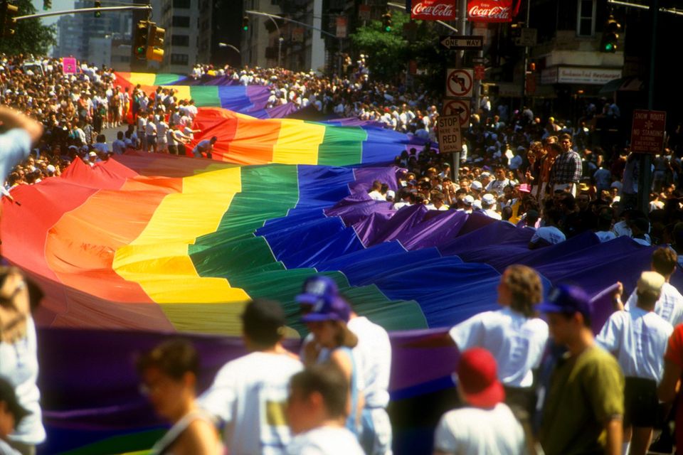 Gigantische Regenbogen: Zum New Yorker "Pride March" 1994 schlängelte sich eine 1,6 Kilometer lange Regenbogenfahne durch die Häuserschluchten. Die Bilder gingen um die Welt und machten die Flagge international bekannt