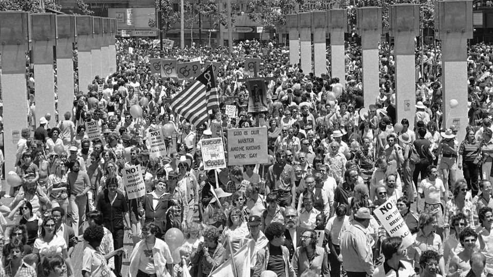 Kampf gegen Diskriminierung und Hass: Auf der "Gay Freedom Parade" in San Francisco protestieren 1978 Hunderte Menschen für Gleichberechtigung. Die Metropole ist der Geburtsort der Regenbogenfahne
