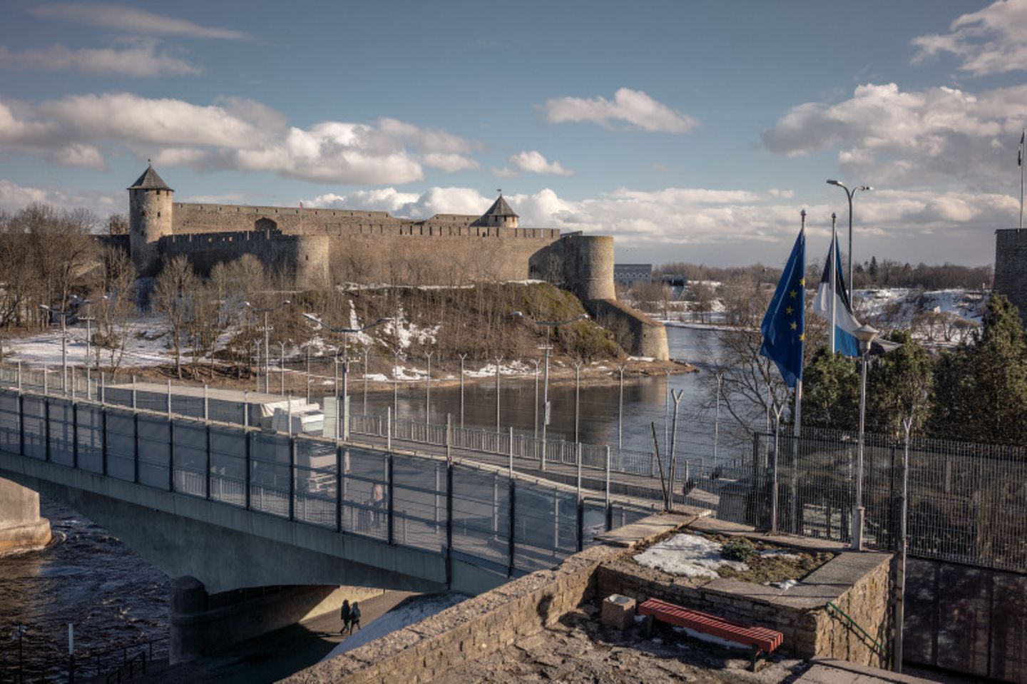 Noch verbindet eine Brücke die Stadt Narva in Estland mit dem gegenüberliegenden russischen Ufer, wo die Festung Iwangorod die Flussbiegung bewacht