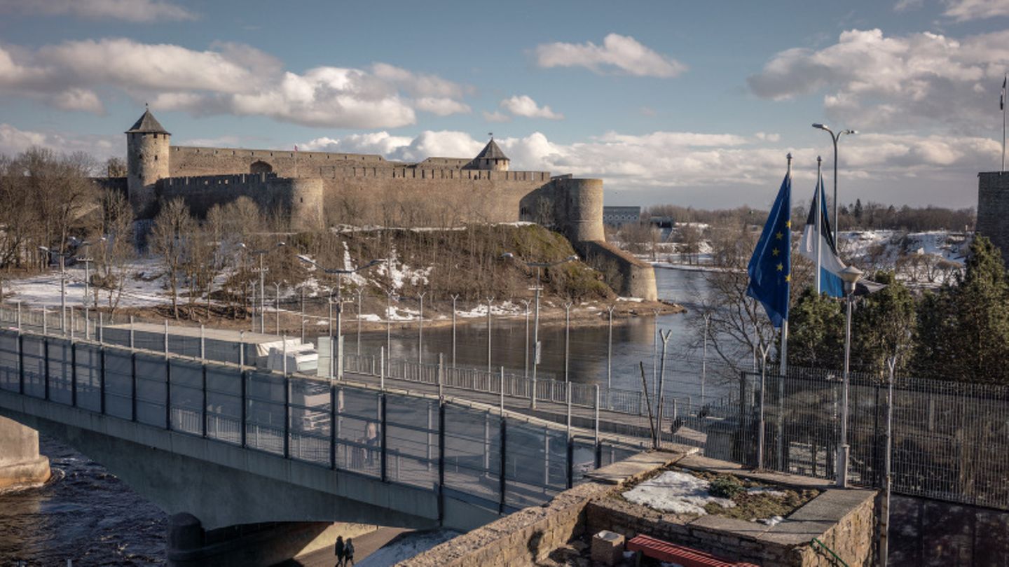 Noch verbindet eine Brücke die Stadt Narva in Estland mit dem gegenüberliegenden russischen Ufer, wo die Festung Iwangorod die Flussbiegung bewacht