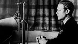 Im Januar 1936 übernimmt Elisabeths Onkel als Eduard VIII. die Königswürde – nur um sie schon im Dezember wieder abzugeben, weil er sonst seine Lebensgefährtin Wallis Simpson, eine in zweiter Ehe verheiratete US-Amerikanerin, auch nach deren erneuter Scheidung nicht zur Frau nehmen darf. In einer Rundfunkansprache erklärt er seine Beweggründe. Die Abdankung beendet den monatelangen Streit um die Affäre