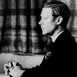 Im Januar 1936 übernimmt Elisabeths Onkel als Eduard VIII. die Königswürde – nur um sie schon im Dezember wieder abzugeben, weil er sonst seine Lebensgefährtin Wallis Simpson, eine in zweiter Ehe verheiratete US-Amerikanerin, auch nach deren erneuter Scheidung nicht zur Frau nehmen darf. In einer Rundfunkansprache erklärt er seine Beweggründe. Die Abdankung beendet den monatelangen Streit um die Affäre