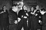 Philip am Vorabend der Hochzeit mit Marinekameraden und seinem Onkel Louis Mountbatten.