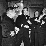 Philip am Vorabend der Hochzeit mit Marinekameraden und seinem Onkel Louis Mountbatten.