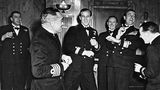 Philip am Vorabend der Hochzeit mit Marinekameraden und seinem Onkel Louis Mountbatten.
