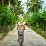 Frau fährt Rad auf den Seychellen
