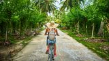 Frau fährt Rad auf den Seychellen