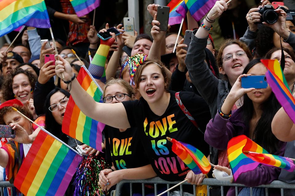 LGBTQIA+: Regenbogenfahnen überall: Warum queere Menschen die bunte Flagge schwenken