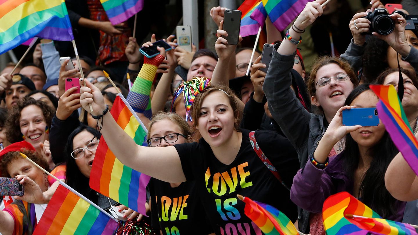 Die Regenbogenflagge vereint die Menschen, ganz gleich, wen sie begehren