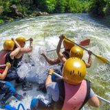 Beliebter Wassersport in der Gruppe: Wildwasser-Rafting