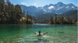 Mann schwimmt im Eibsee
