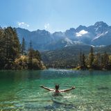 Mann schwimmt im Eibsee
