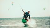 Wassersport: Mann auf dem Kiteboard