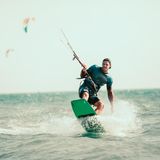 Wassersport: Mann auf dem Kiteboard